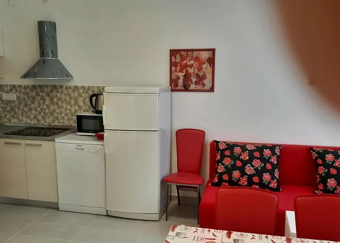 Apartment Mw, Crveni