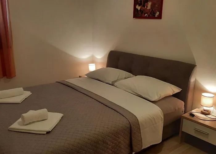 Mw, Crveni Apartment