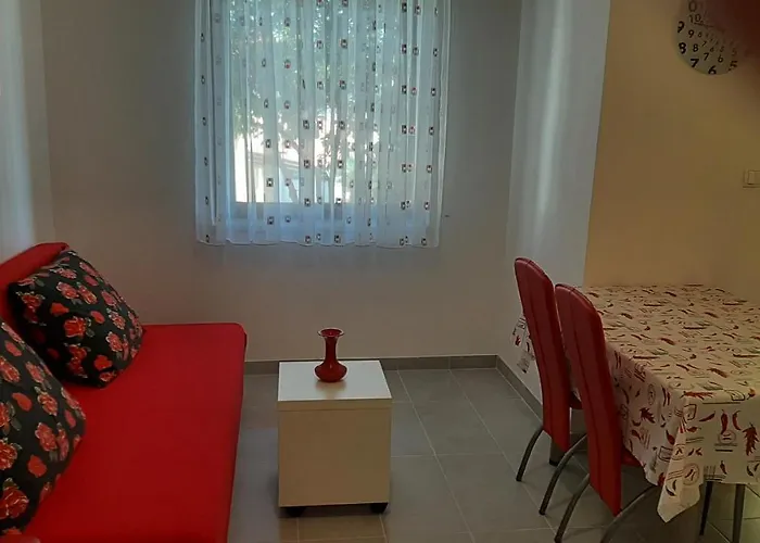 Apartment Mw, Crveni