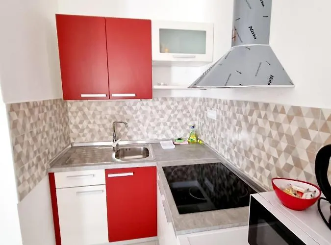 Apartment Mw, Crveni