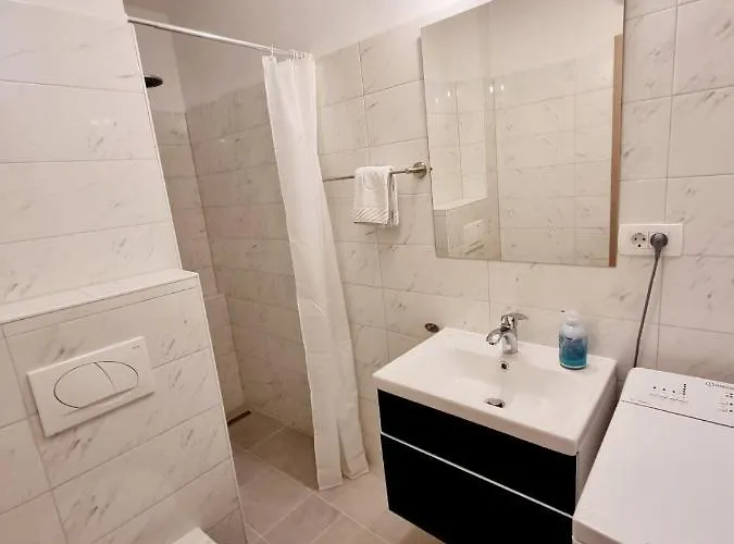 Apartment Mw, Crveni