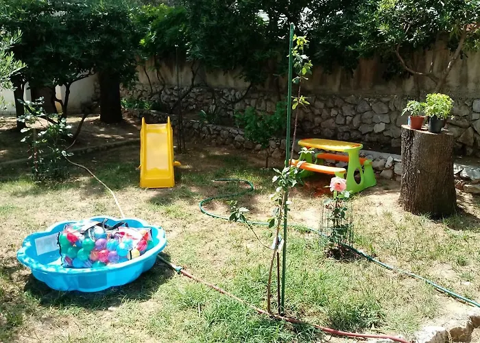 Mw, Crveni Apartment