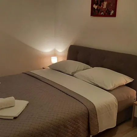 Mw, Crveni Apartmán