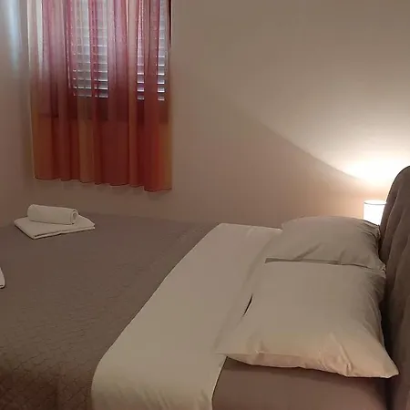 Mw, Crveni Apartmán *