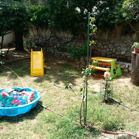 Mw, Crveni Apartmán