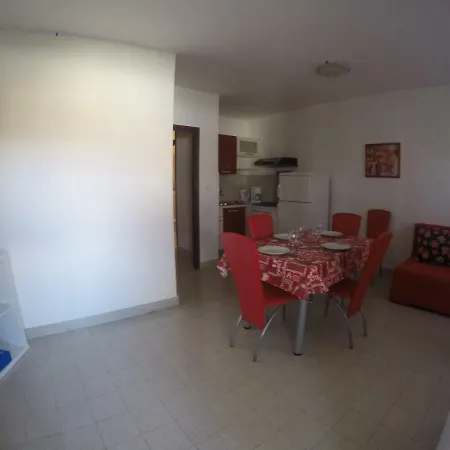 Mw, Crveni Apartmán Baška