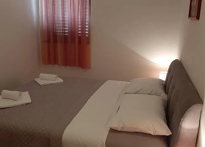 Mw, Crveni Apartmán *