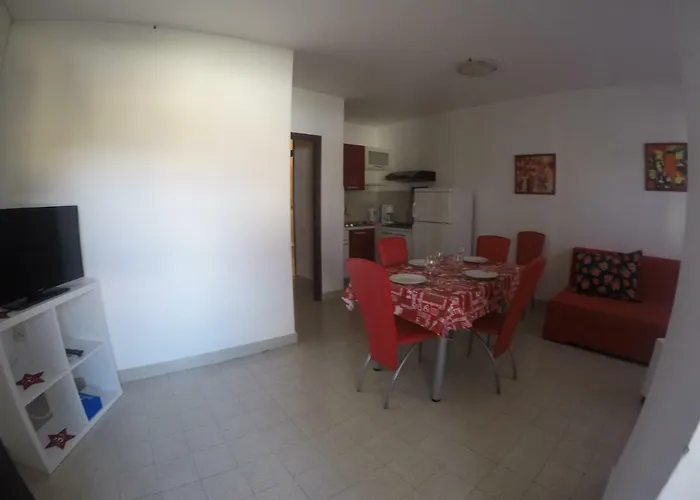 Mw, Crveni Apartmán Baška
