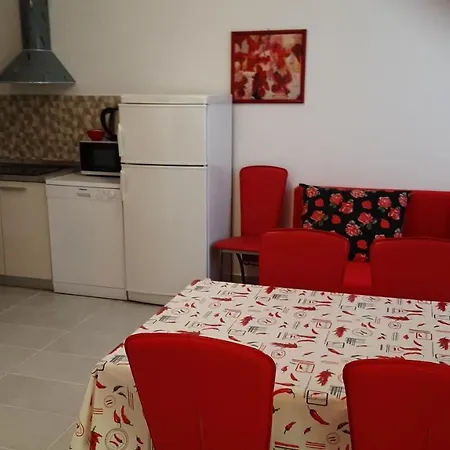 Lejlighed Mw, Crveni