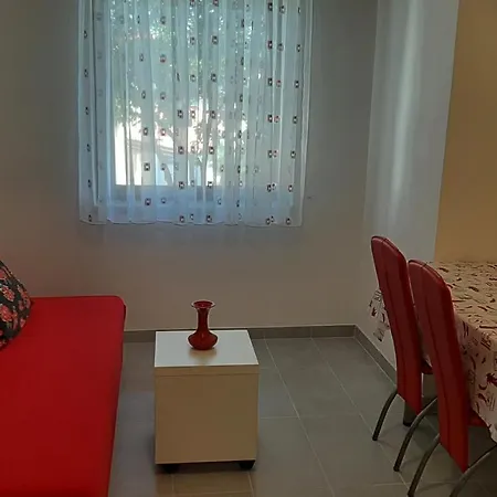 Lejlighed Mw, Crveni